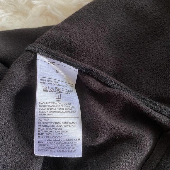 Old Navy Black Long Sleeve Cold Shoulder Pleated Top Size Medium - Picture 3 of 9